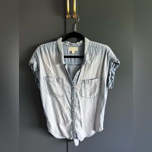 Cloth & Stone Women’s Denim Chambray Short Sleeve Button Down in Size M